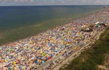 Oblężenie plaży w Władysławowie. W takich warunkach "wypoczywają" Polacy
