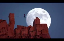 Moonwalk-Spacer po linie na tle księżyca