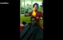 Indyjski fryzjer strzyże klientów poprzez podpalanie.