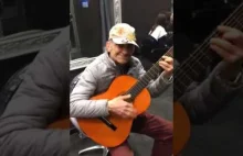 Pan gra na gitarce muzyczkę Ennio Morricone z niezapomnianego filmu Sergia Leone