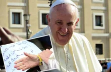 Papież Franciszek założył identyfikator uchodźcy