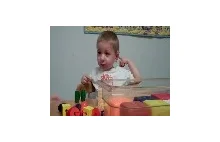 Reakcja niesłyszącego dziecka na pierwsze dźwięki po wszczepieniu implantu