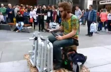 Uliczny artysta umila ludziom czasgrając na rurach PCV