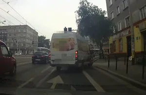 Wypadek rowerzystki we Wrocławiu. Wpadła wprost pod busa [NAGRANIE Z...