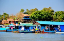 Pływające wioski na rzece w Kambodży. Mają anteny do telewizorów.