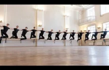 Hipnotyzujący balet mężczyzn z kijkami