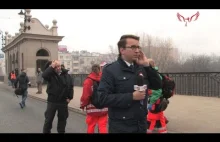 Reporter z TVP Przemysław Adamski na marszu niepodległości