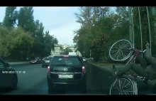 Soczysty strzał w rowerzystę idiotę
