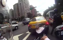 Kierowca skutera pomaga przejeżdżać przez skrzyżowania karetce pogotowia