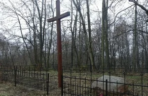 Sortownia śmieci w Krzesimowie na szczątkach ofiar komunistów.