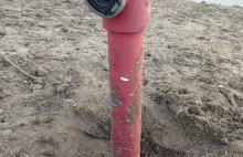 Pijani mężczyźni zaatakowali siekierami... hydrant w Świątnikach Górnych