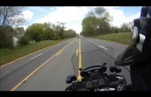 Pościg za samochodem z punktu widzenia motocykla policyjnego