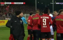 Kapitan Eintrachtu Frankfurt taranuje trenera przeciwnej drużyny podczas meczu