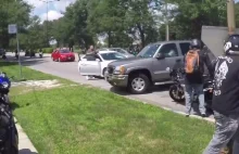 Kierowca Pickupa próbuje rozjechać grupę motocyklistów.