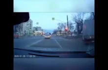 Wideo zwykłego ruchu drogowego z miasta Majkop w Rosji.
