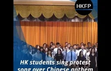 Studenci zamiast Chińskiego hymnu śpiewają piosenkę z Nędzników.
