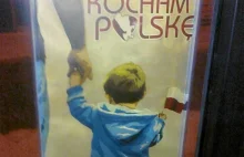 W autobusach plakat Kocham Polskę