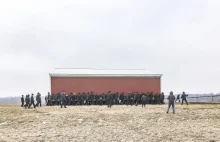 250 amiszów przeprowadzających stodołę