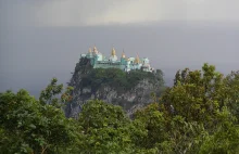 Klasztor zbudowany na szczycie wygasłego wulkanu