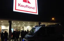 Alarm bombowy. Ze sklepu Kaufland ewakuowano klientów (zdjęcia