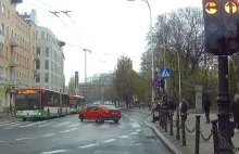 BMW o mało nie uderzyło w ludzi stojących na przystanku (wideo