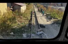 Przejazd pociągu przez cygańskie getto