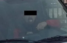 cd. Rzucił się na maskę samochodu, bo sąsiad pokazał mu język (nowe wideo)