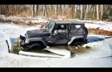 Idiotoodporny Jeep w zamarzniętym stawie