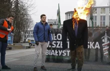 Młodzież Wszechpolska spaliła kukłę z podobizną Ryszarda Petru