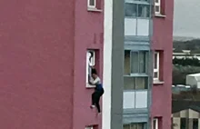 Kobietę trzymano za włosy za oknem 11. piętra, następnie spadła i zginęła