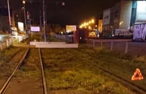 Łódź Bałuty: Zablokował betonowymi płytami ruch tramwajów, bo działka jest jego.