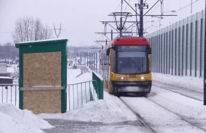 Trasa tramwajowa tydzień po otwarciu: brud, bazgroły, zepsute windy