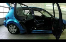 Poklatkowy film w hipnotyzujący sposób przedstawia ofoliowanie samochodu