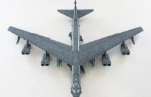 B-52 w skali 1:36 zrobiony z klocków LEGO