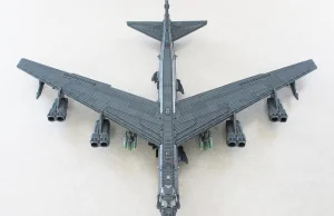 B-52 w skali 1:36 zrobiony z klocków LEGO