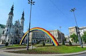 Tęcza nie przeszkadza, ale baner zapraszający na katechezy już tak...