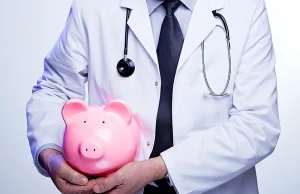 Ile zarabiają lekarze? - Raport wynagrodzeń