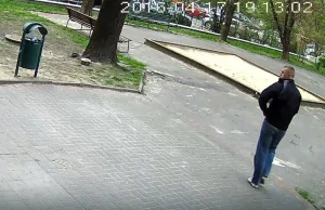 Dwaj mężczyźni pobili ojca z dzieckiem. Policja publikuje wizerunki...