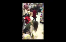 Kobieta wyrywa z rąk dziecka pudełko, podczas otwarcia sklepu, w czarny piątek