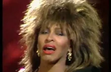 Tina Turner w zbożu.