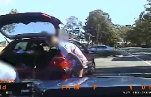 Policjant uderza głową kobiety o samochód i aresztuje...