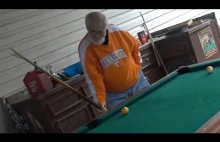 Dziadek próbuje grać w bilard