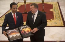 Duński premier wręczył prezydentowi Indonezji box "Master of Puppets"
