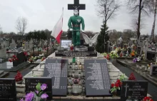 Afera w Piotrkowie! Tablica smoleńska na pomniku pomordowanych w II Wojnie
