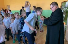 Uczniowie zmuszeni do całowania relikwii ze "szczątkami Jana Pawła II"