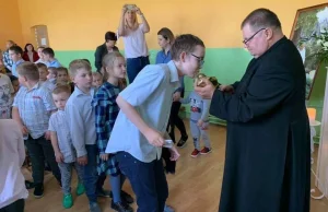 Uczniowie zmuszeni do całowania relikwii ze "szczątkami Jana Pawła II"