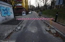 Mieszkańcy nie chcą aut na ulicy. Postawili szlaban