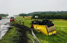 Wywrócony TIR na dachu od tygodnia leży w rowie na DK1 w Koziegłowach....