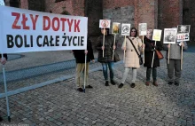 Polscy biskupi kryją księży pedofilów i unikają odpowiedzialności.