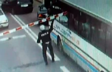 Lębork: Policjant zapobiegł katastrofie na przejeździe kolejowym